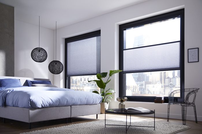 splendid pliss zwart frame donkerdoek in industriele kamer draaikiep raam raamdecoratie
