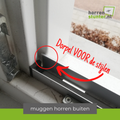 Aluminium strip vóór de verticale kozijnstijlen
